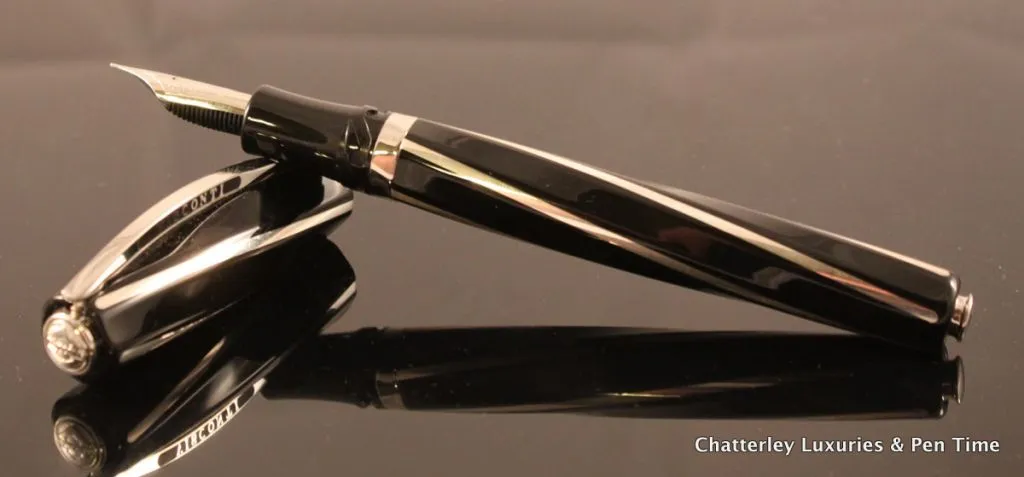 VISCONTI BLACK DIVINA MAXI LARGE FOUNTAIN PEN