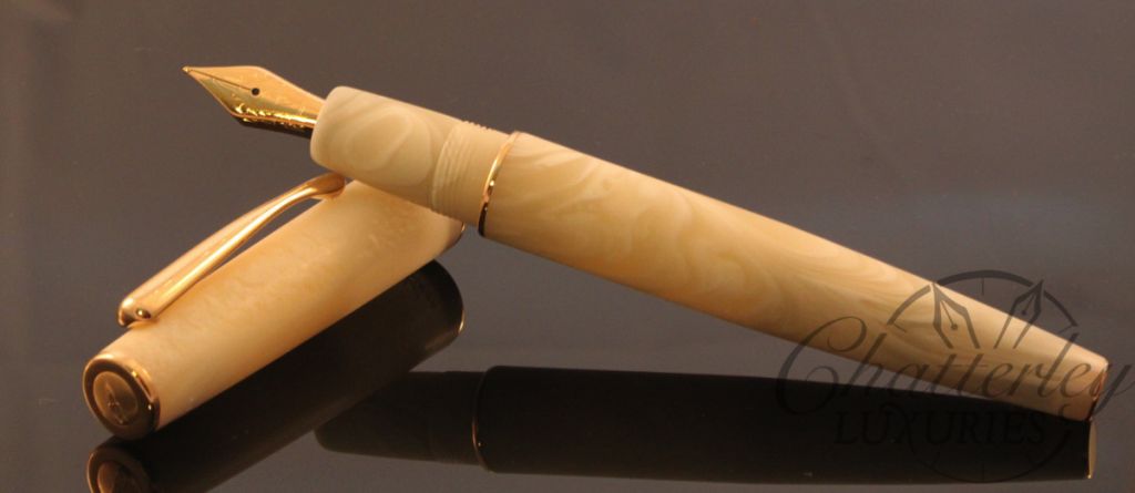Delta Italiana Ivory Resin Fountain Pen (1)