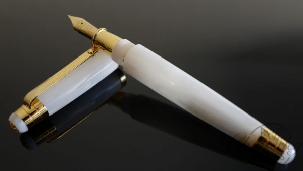 Signum Nova White and Gold Fountain Pen 18KT Gold Nib