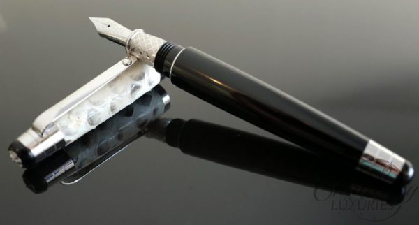 Signum Nova White Python Fountain Pen 18KT Gold Nib