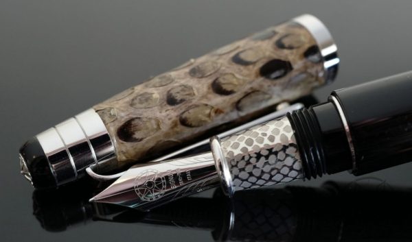 Signum Nova Natural Python Fountain Pen 18KT Gold Nib