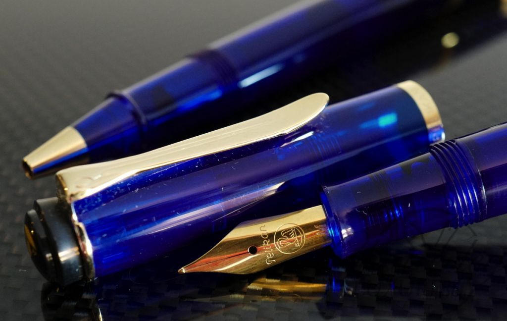 Negen Natuur bubbel Pelikan M200 Transparent Dark Blue Fountain Pen and Rollerball Set