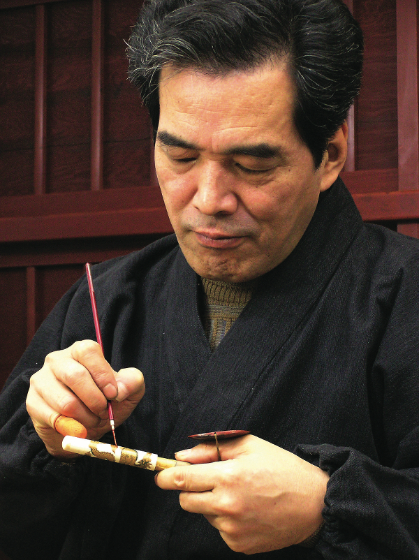 Master Oshita, the fourth (Soukou) Maki-e family artisan.