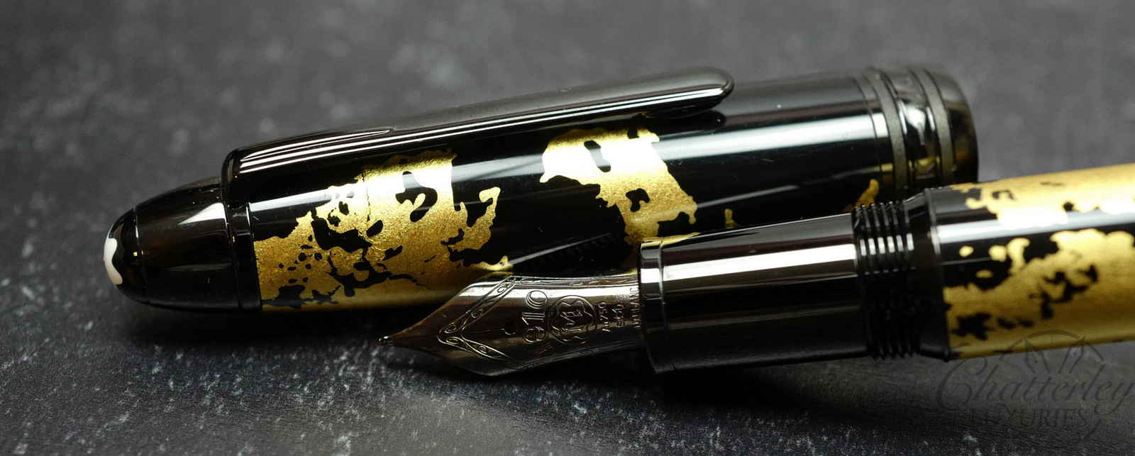 Meisterstück Solitaire Calligraphy Gold Leaf Flex Nib Fountain Pen - Luxury Fountain  pens – Montblanc® US